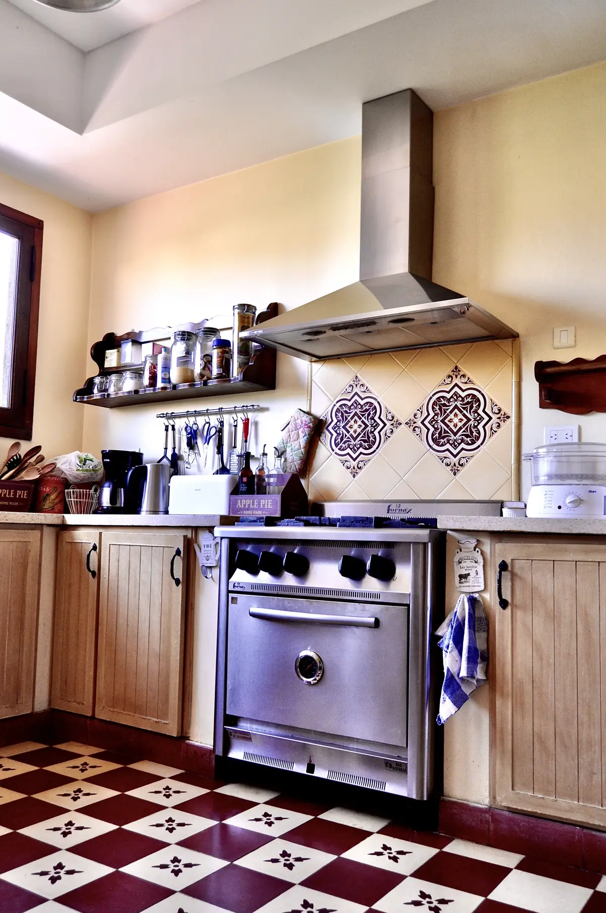 Cocina estilo campo con piso damero y campana de acero — proyecto Valle Claro, por Marconi Silva Arquitectos, en Benavidez