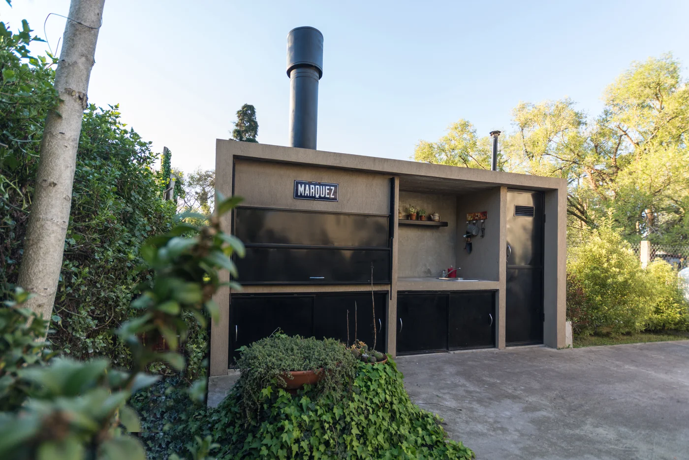 quincho moderno con parrilla integrada y detalles industriales
