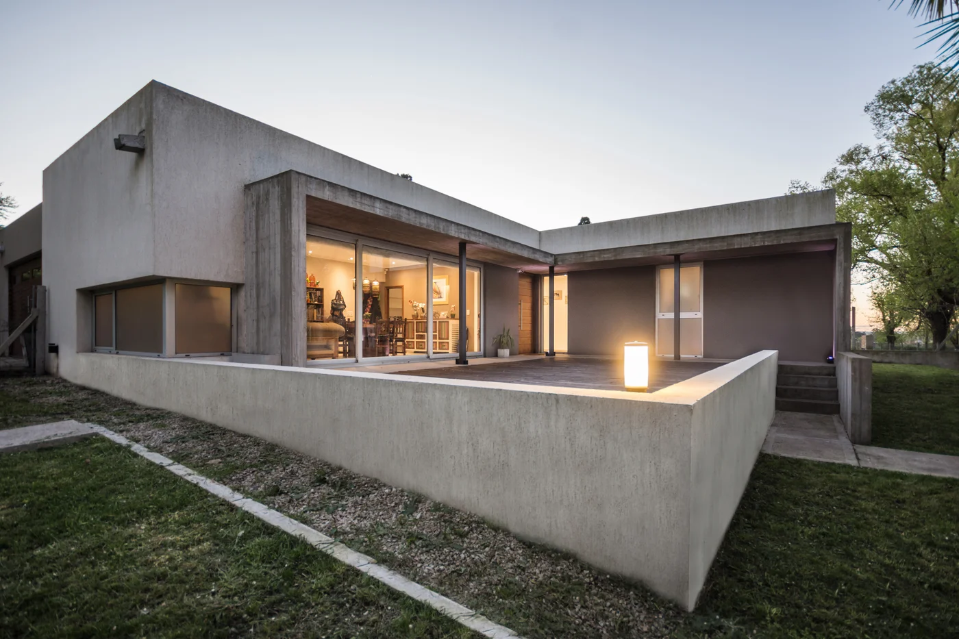 Casa moderna de hormigón visto con grandes ventanales