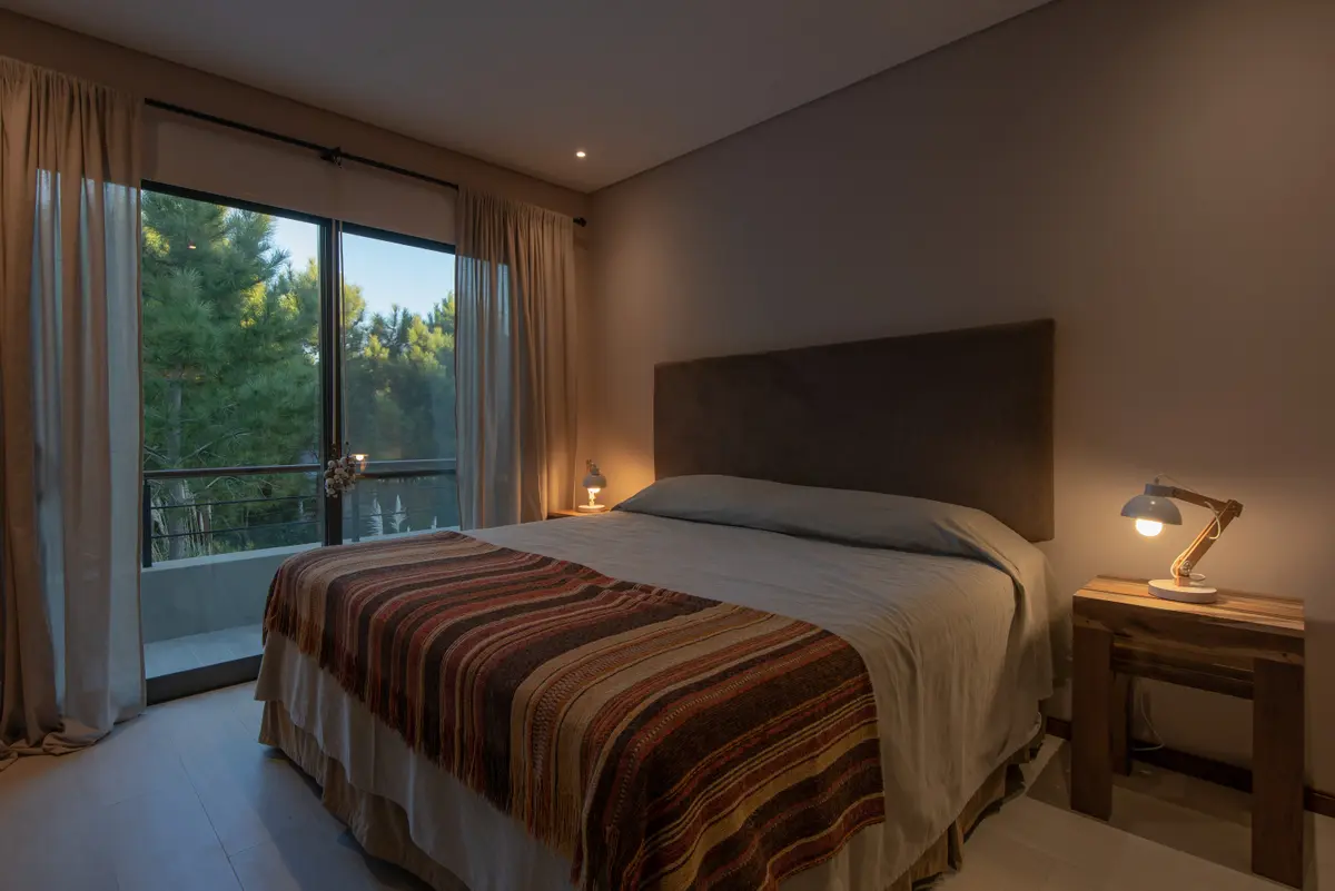Quarto rústico moderno com vista para floresta — projeto Costa Esmeralda 1, por Arquitecto Caceres, em Costa Esmeralda