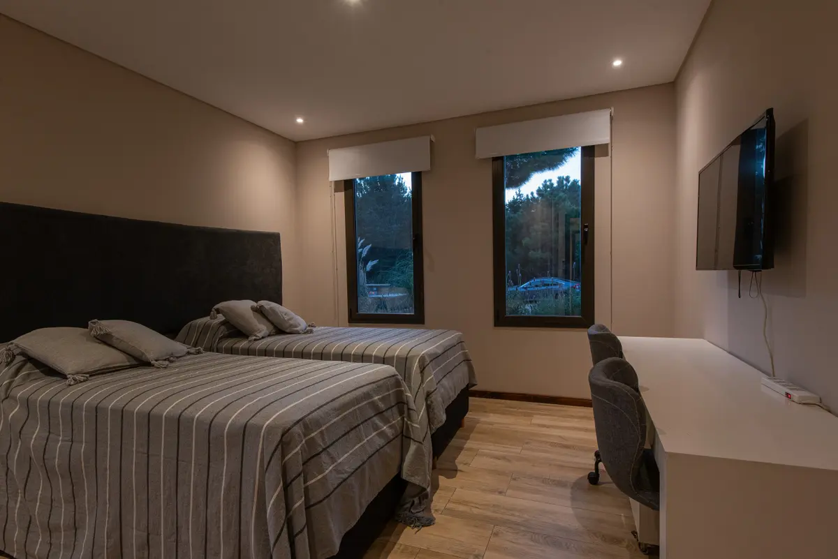 Quarto moderno com duas camas grandes e decoração neutra — projeto Costa Esmeralda 1, por Arquitecto Caceres, em Costa Esmeralda