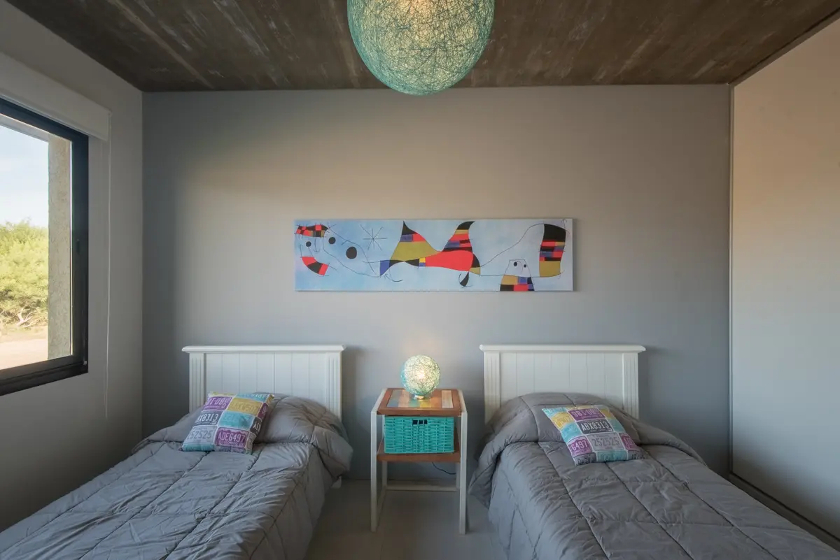 quarto com duas camas de solteiro e arte abstrata — projeto Costa Esmeralda 3, por Arquitecto Caceres, em Costa Esmeralda