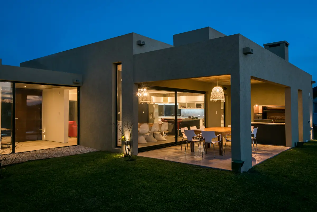 fachada moderna minimalista com pergolado e iluminação integrada — projeto Costa Esmeralda 3, por Arquitecto Caceres, em Costa Esmeralda