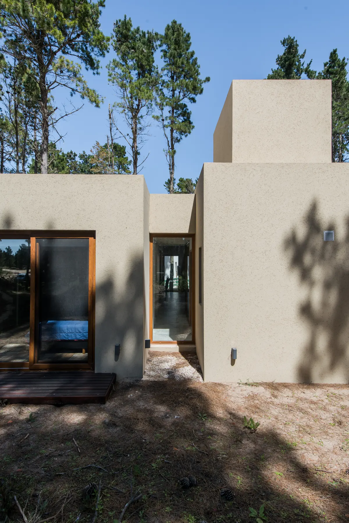 Fachada moderna com volumes geométricos e janelas amplas — projeto Costa Esmeralda Casa MAI Lote 374 Deportiva, por Arquitecto Caceres, em Costa Esmeralda