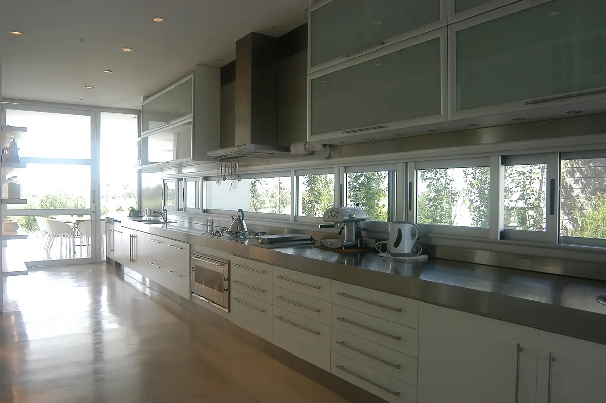 Cocina moderna minimalista con isla y mucha luz natural — proyecto Casa Hormigon, por Barrionuevo Arquitects, en B1648 Tigre