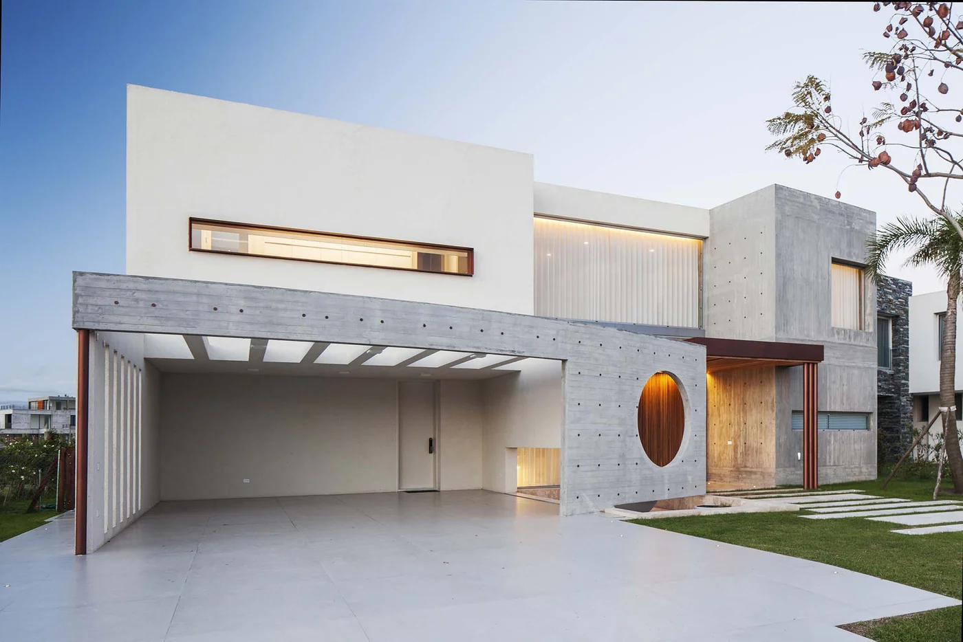 Fachada moderna brutalista con pérgola de hormigón.