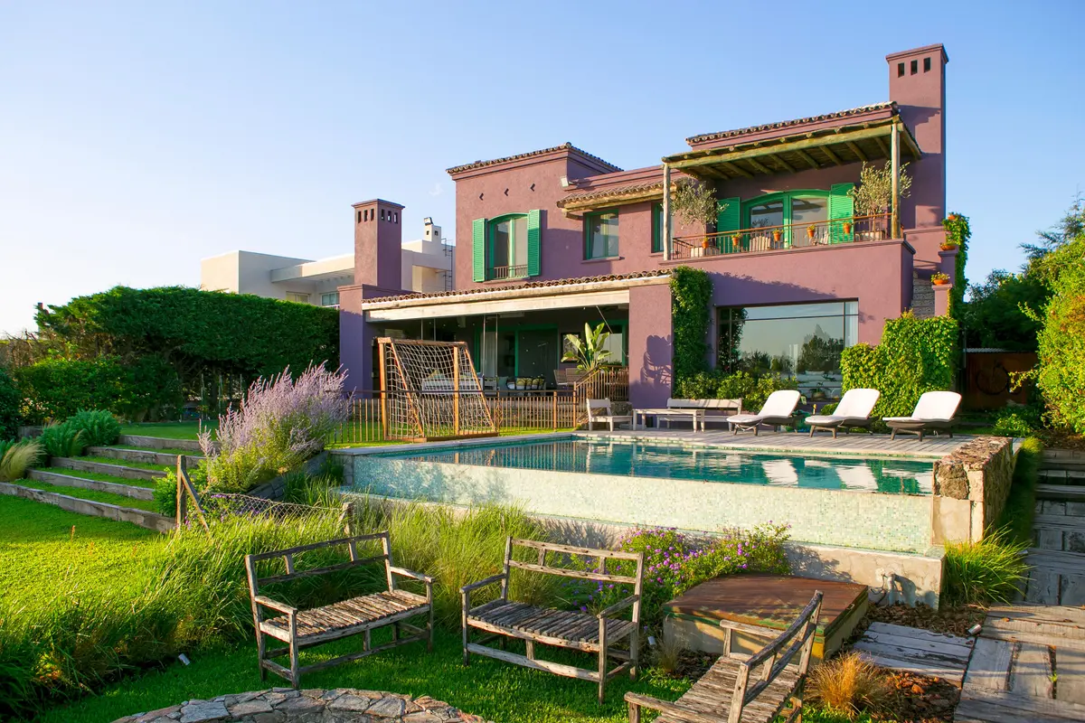 Fachada mediterrânea moderna com piscina e espaço gourmet — projeto Cascarón de Córdoba, por Ricardo Pereyra Iraola