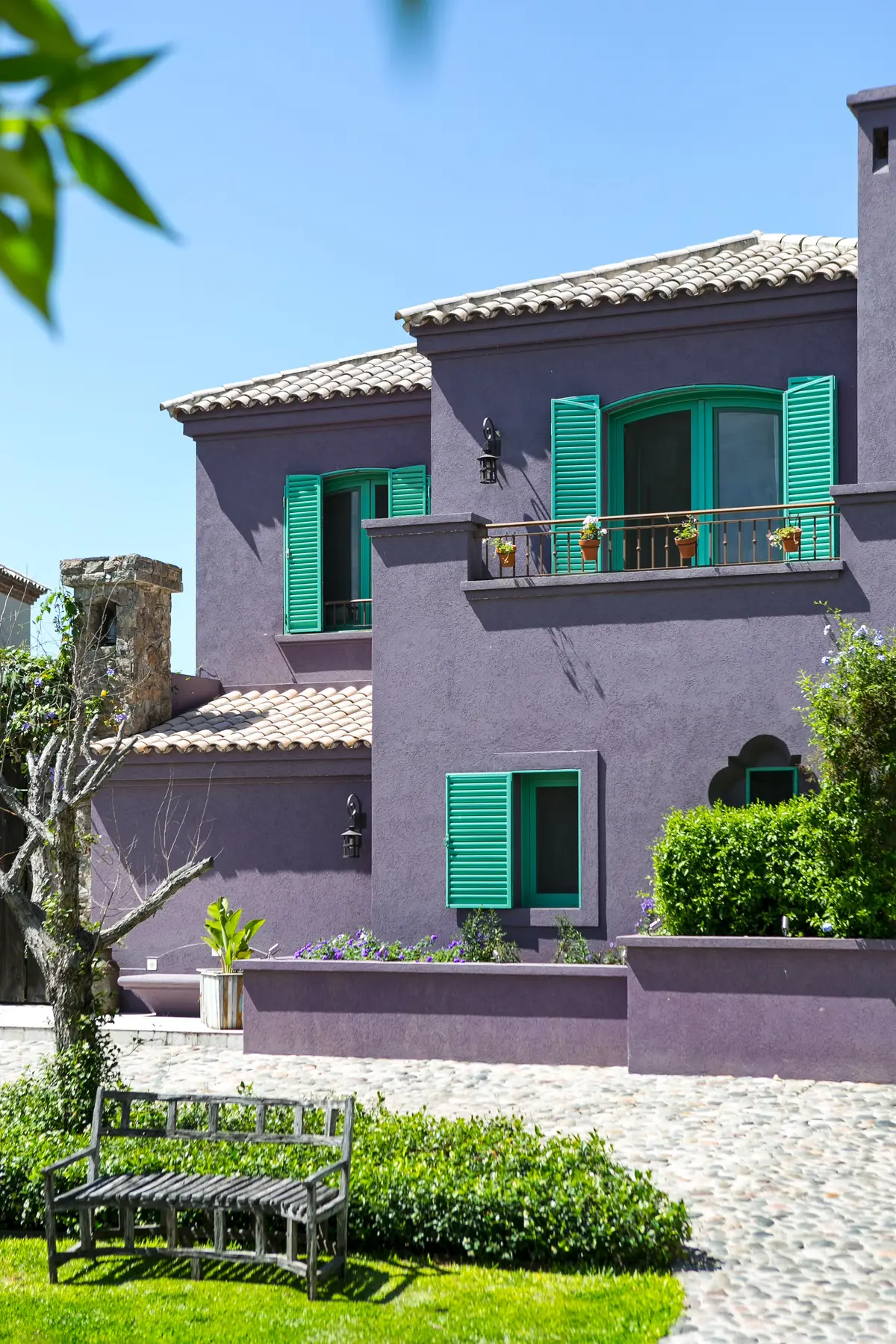 Fachada de casa mediterrânea lilás com persianas verdes — projeto Cascarón de Córdoba, por Ricardo Pereyra Iraola