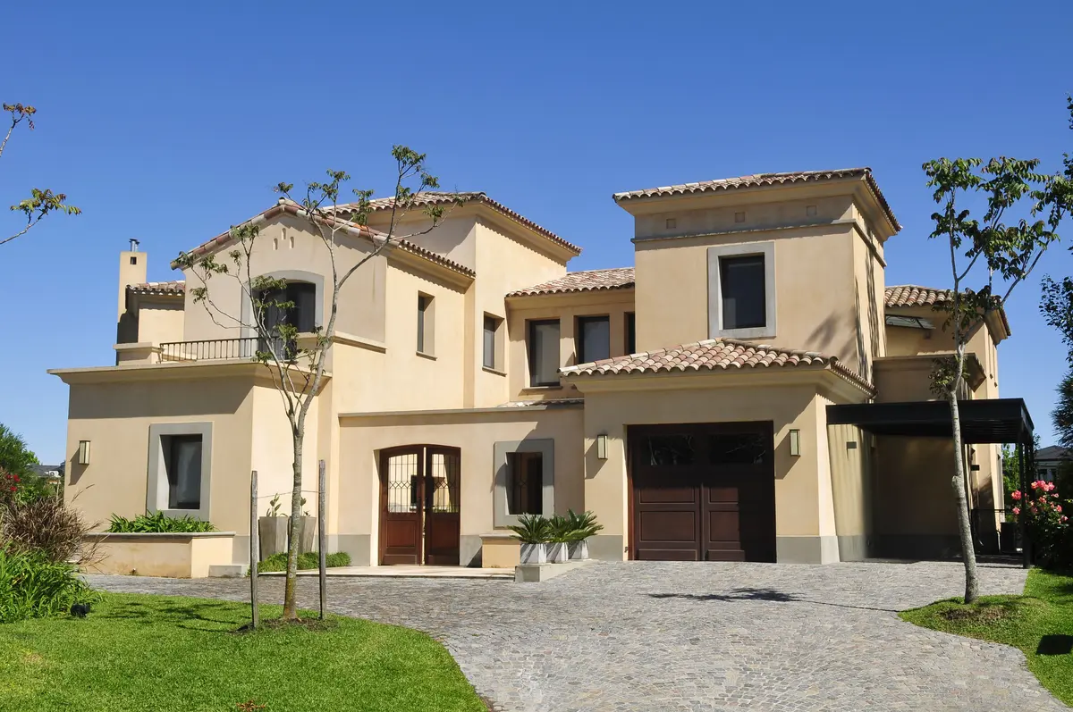 Fachada de casa mediterrânea com telhas e estuque — projeto Al agua, por Ricardo Pereyra Iraola, em Nordelta