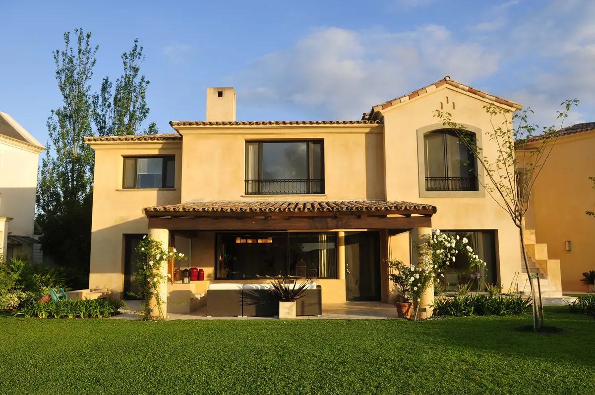 fachada de casa mediterrânea moderna com gramado — projeto Al agua, por Ricardo Pereyra Iraola, em Nordelta