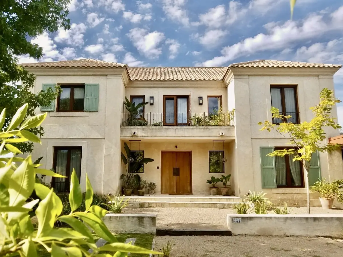 fachada mediterrânea com arcos e vegetação exuberante — projeto Los Castores, Nordelta, por Estudio Moreto Bensusan, em Nordelta