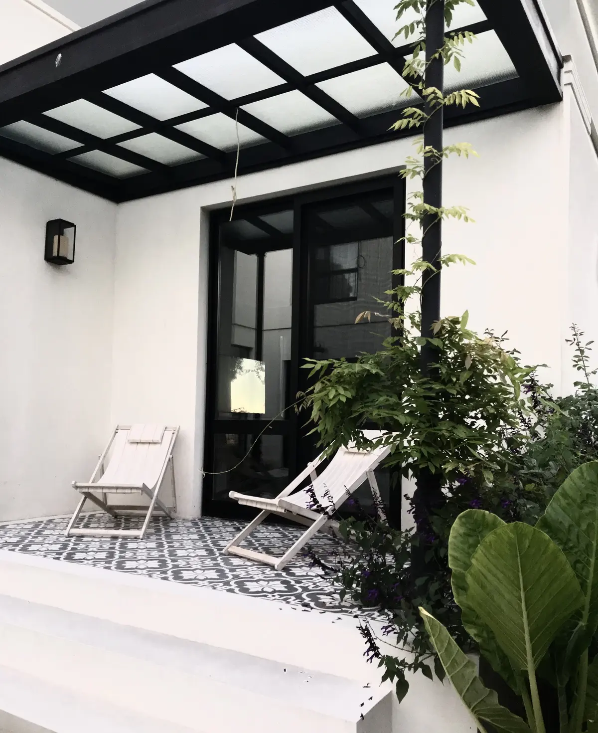 Patio moderno con suelo estampado y sillas de lona blancas — proyecto Barrio Mayling, por Estudio Moreto Bensusan, en Pilar