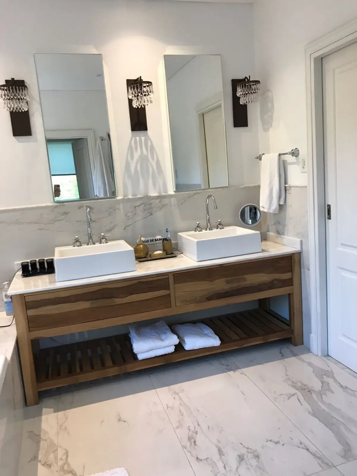 baño moderno con doble bacha de mármol y madera — proyecto Pilará, por Estudio Moreto Bensusan, en Pilar