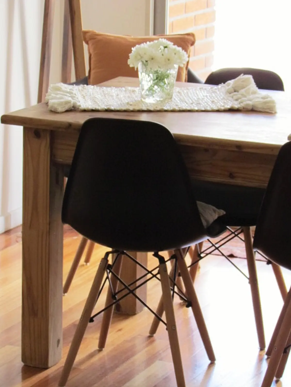 Comedor moderno con mesa de madera y sillas Eames, decoración floral — proyecto PROYECTO BELGRANO, por Marina D'Ambrosio Deco, en Belgrano