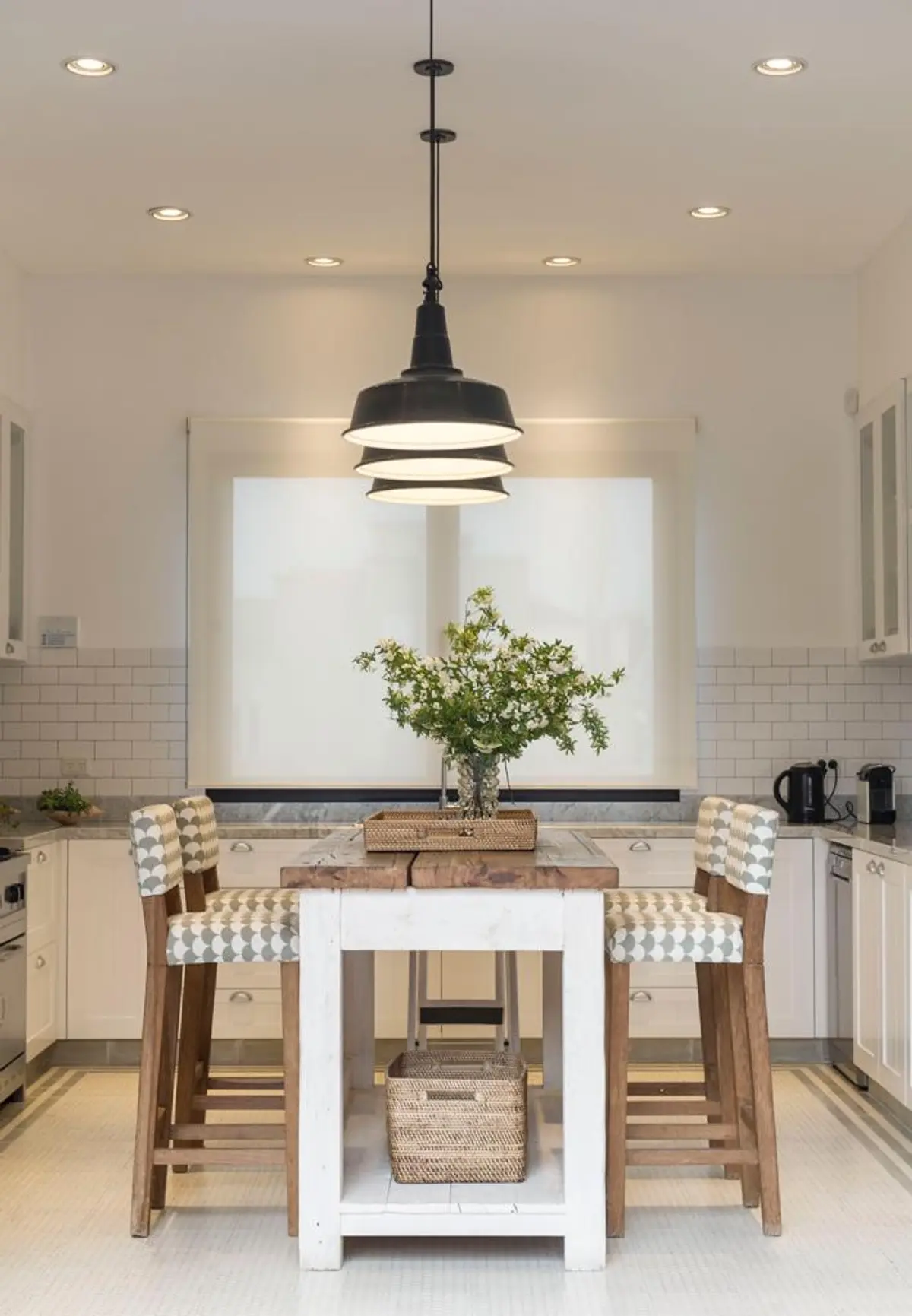 Cozinha industrial com ilha de madeira e luminária preta — projeto Casa Wehtje, por Estudio Magrane