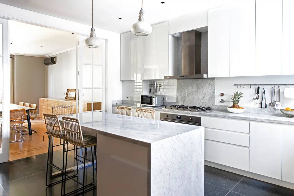 Cocina Con Isla con color predominante Blanco del Proyecto Vicente Lopez por Estudio Magrane