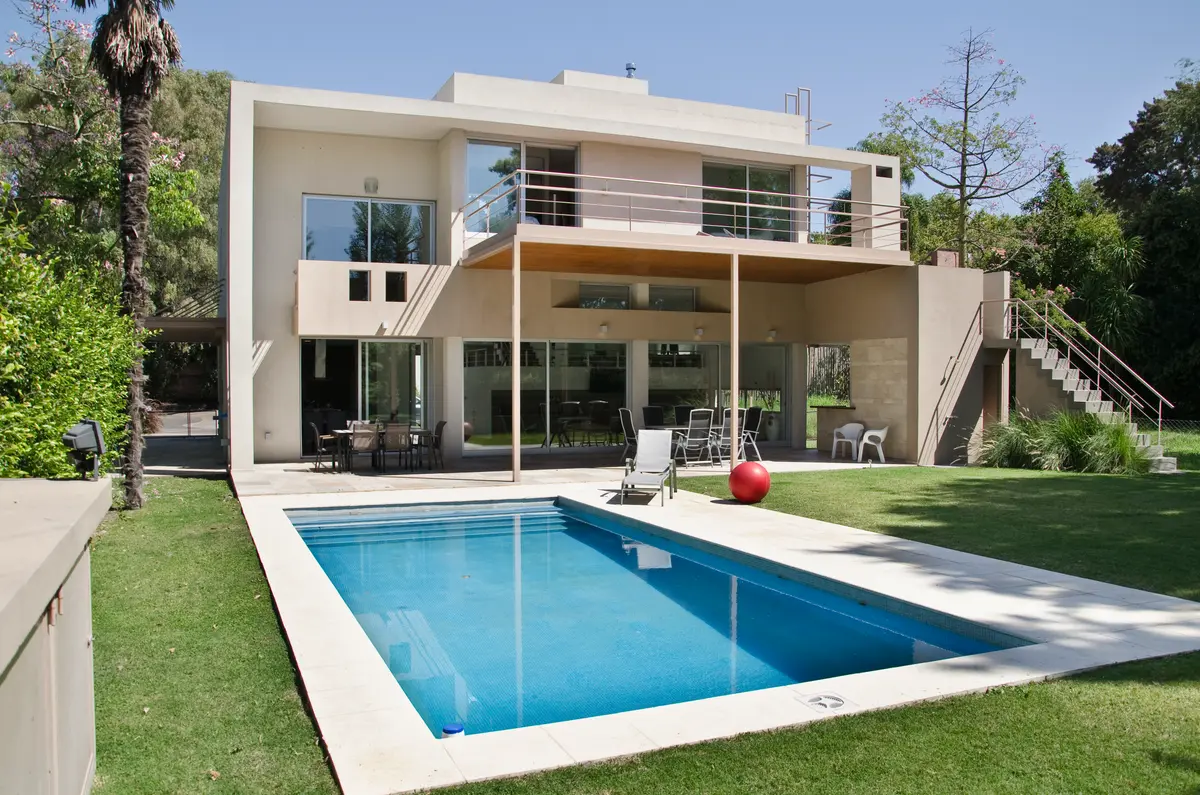 Casa moderna con piscina y fachada blanca — proyecto Casa  en San Isidro, por GEN STUDIO  COMOTTO - SOMMER , en San Isidro