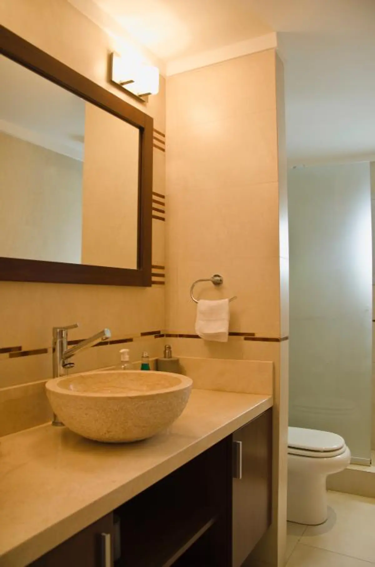 Baño moderno estilo mediterráneo con lavabo de piedra y paredes de cerámica — proyecto Casa  en San Isidro, por GEN STUDIO  COMOTTO - SOMMER , en San Isidro
