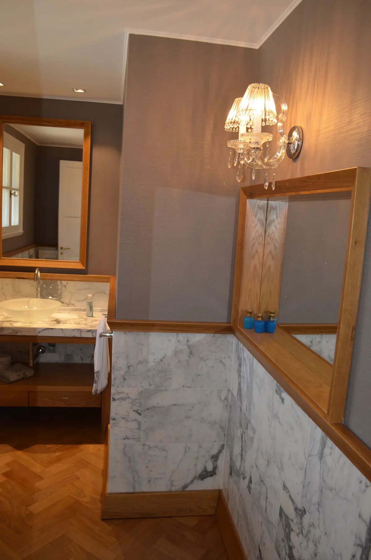 Baño clásico moderno con detalles de mármol y madera — proyecto Casa en Barrio El Jockey - San Isidro, por GEN STUDIO  COMOTTO - SOMMER , en San Isidro