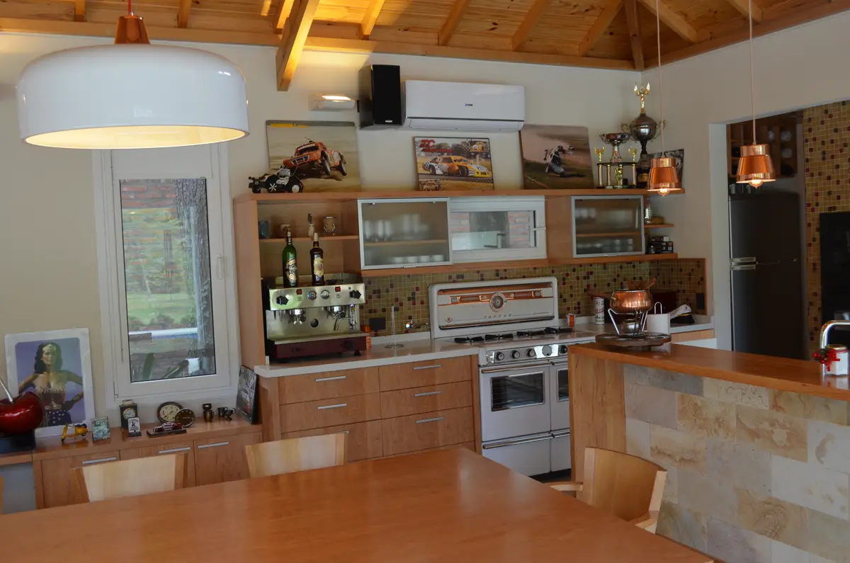 Cocina y comedor rústico con vigas de madera y electrodomésticos vintage — proyecto Casa en Barrio El Jockey - San Isidro, por GEN STUDIO  COMOTTO - SOMMER , en San Isidro