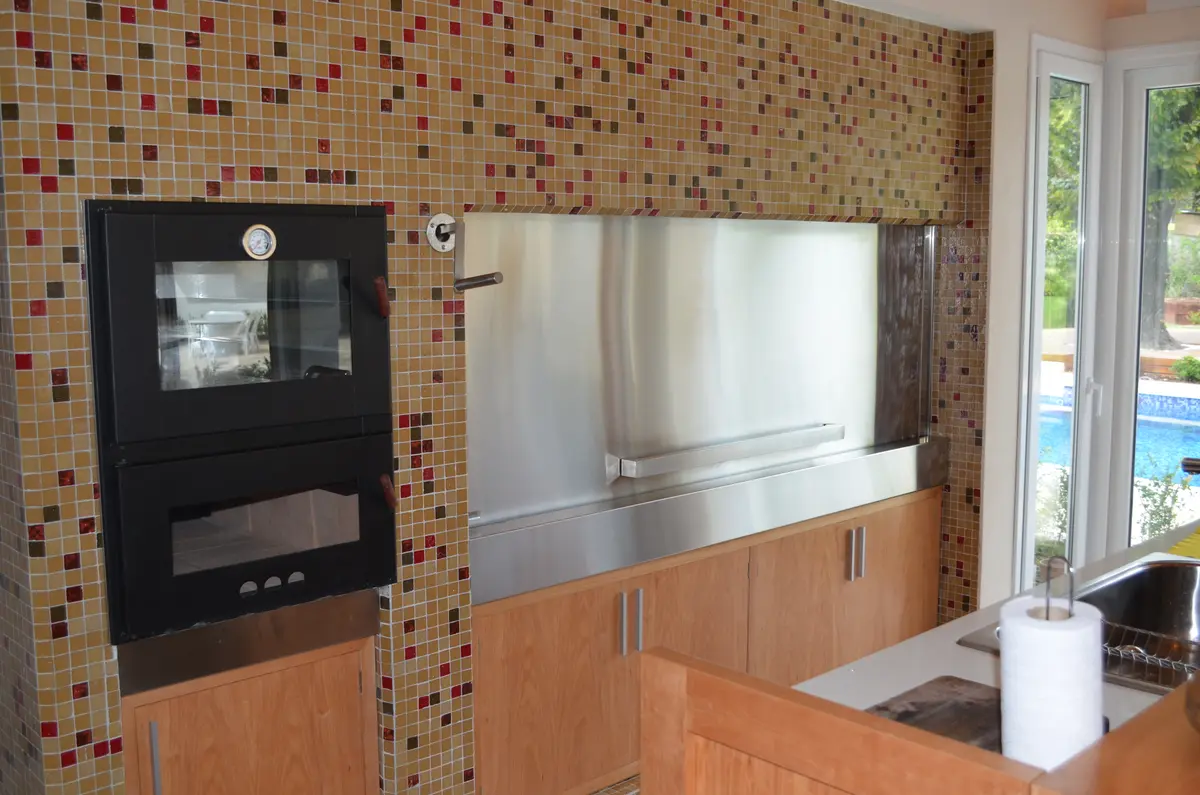 Cocina moderna con pared de azulejos y acero inoxidable — proyecto Casa en Barrio El Jockey - San Isidro, por GEN STUDIO  COMOTTO - SOMMER , en San Isidro