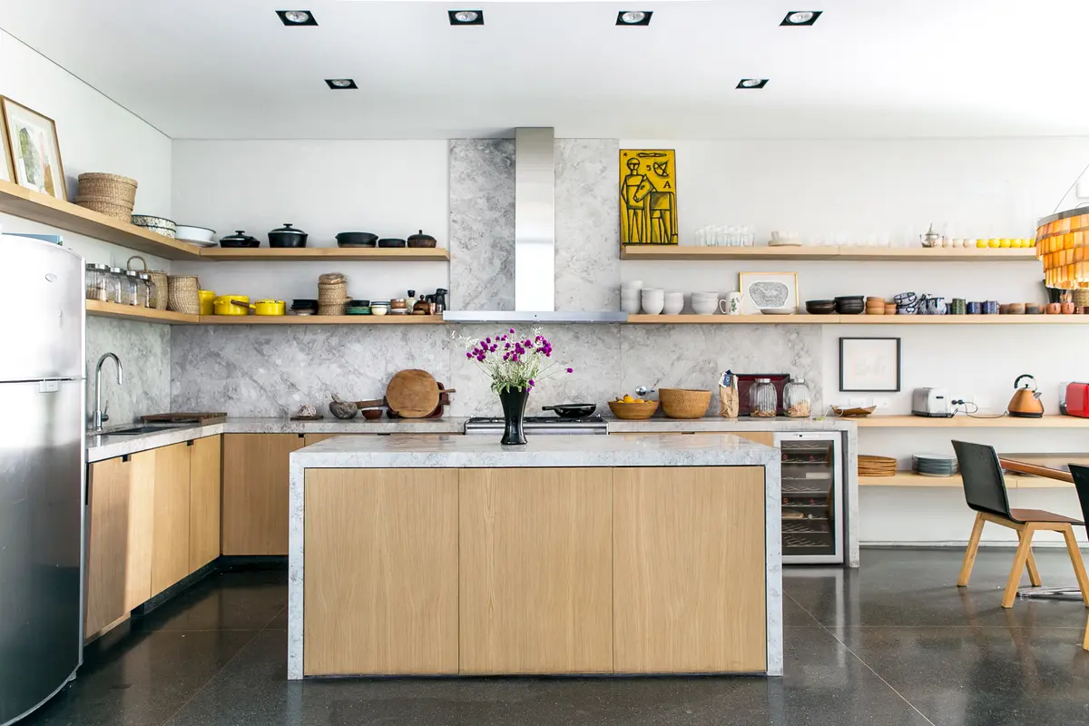Cocina Con Isla Estilo Clásico con color predominante Beige del Proyecto Belgrano por Estudio Magrane