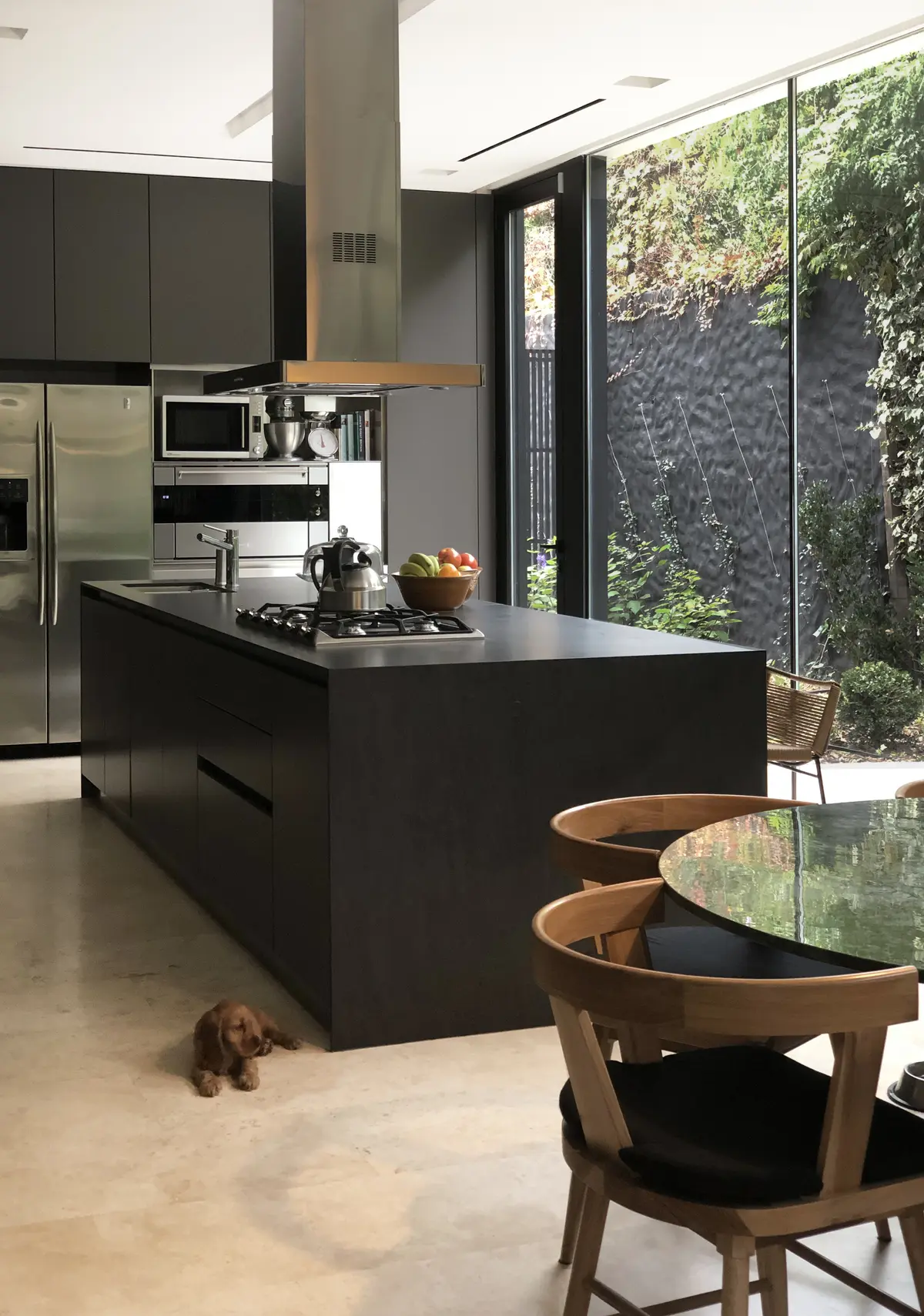 Cocina moderna de madera oscura con isla y ventanales amplios — proyecto Las Lomas , por Estudio MMS , en San Isidro