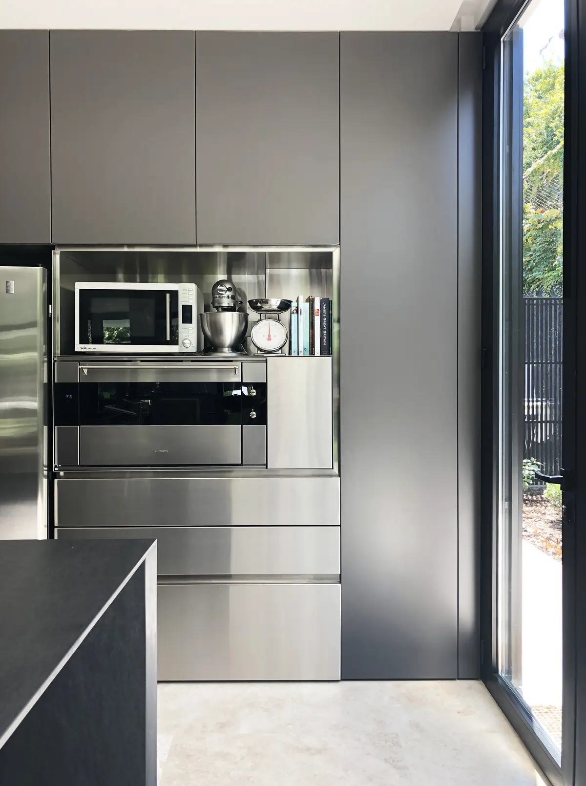 Cocina moderna minimalista con muebles grises y electrodomésticos integrados — proyecto Las Lomas , por Estudio MMS , en San Isidro