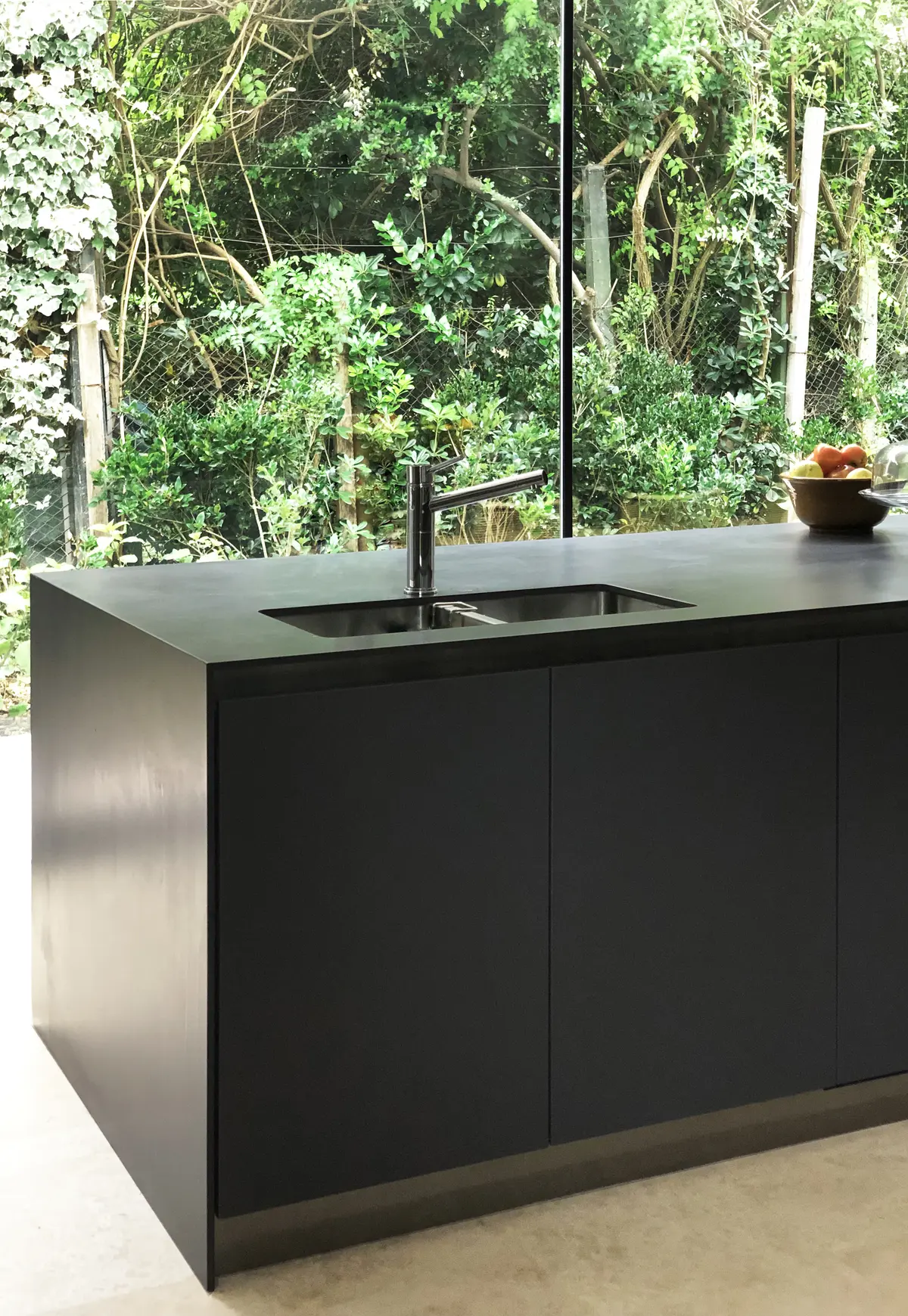 Cozinha moderna minimalista com vista para floresta — projeto Las Lomas, por Estudio MMS, em San Isidro