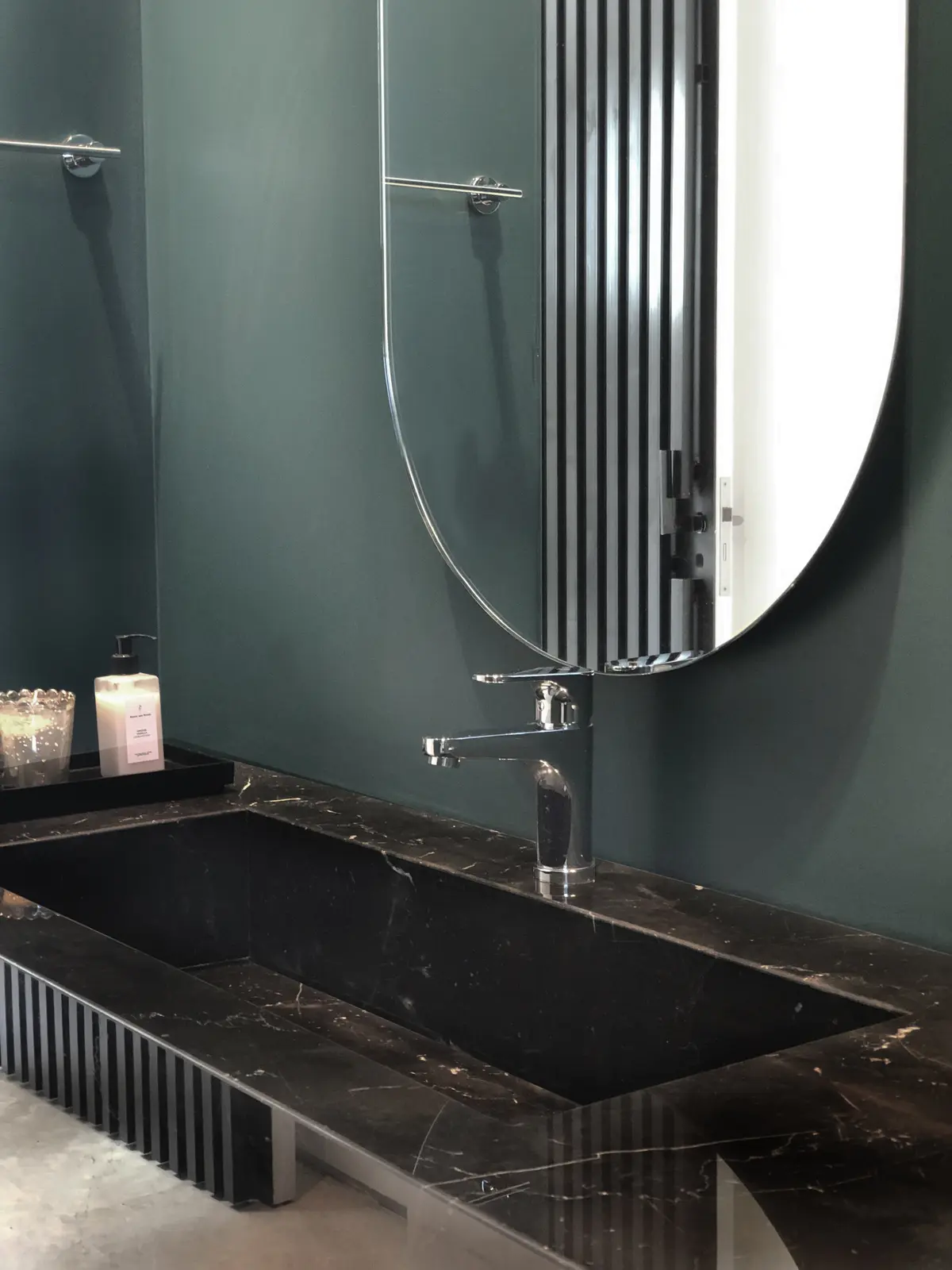 Baño moderno con bacha negra de mármol y detalles minimalistas — proyecto Las Lomas , por Estudio MMS , en San Isidro