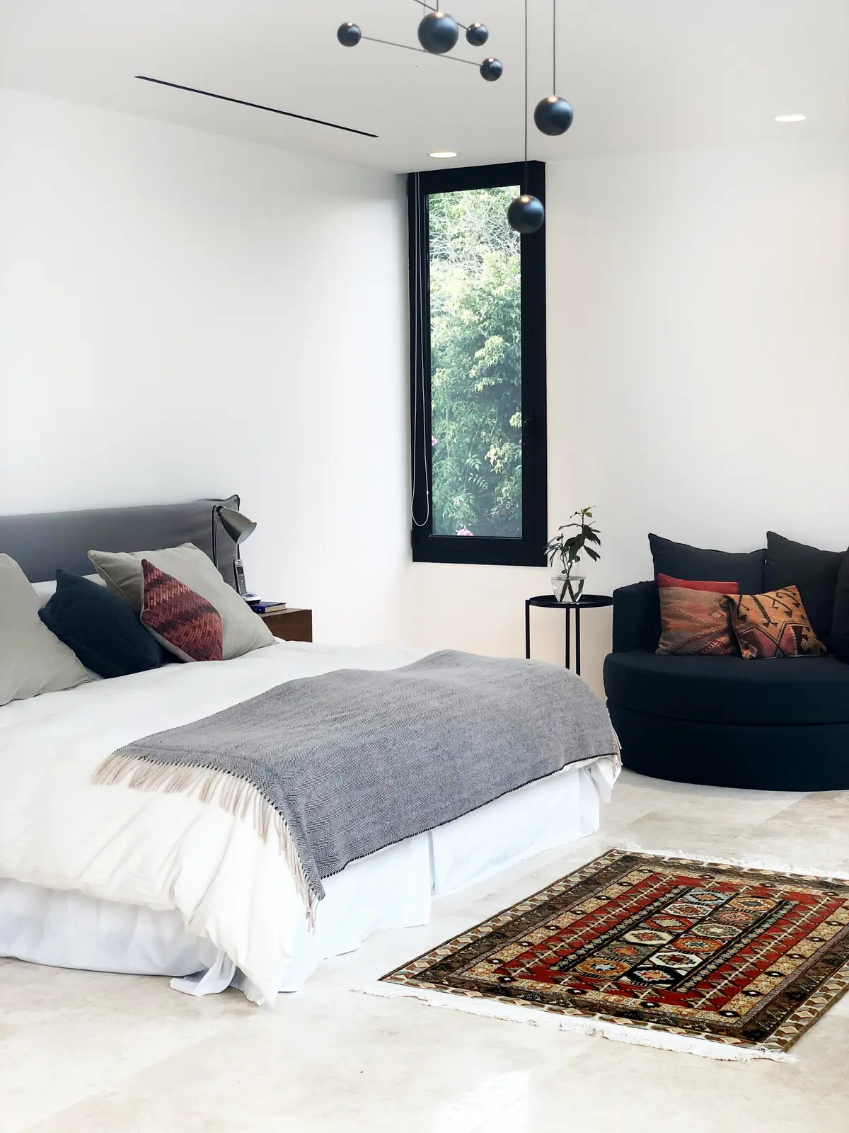 Quarto moderno com janela alta e lustre tipo átomo — projeto Las Lomas, por Estudio MMS, em San Isidro