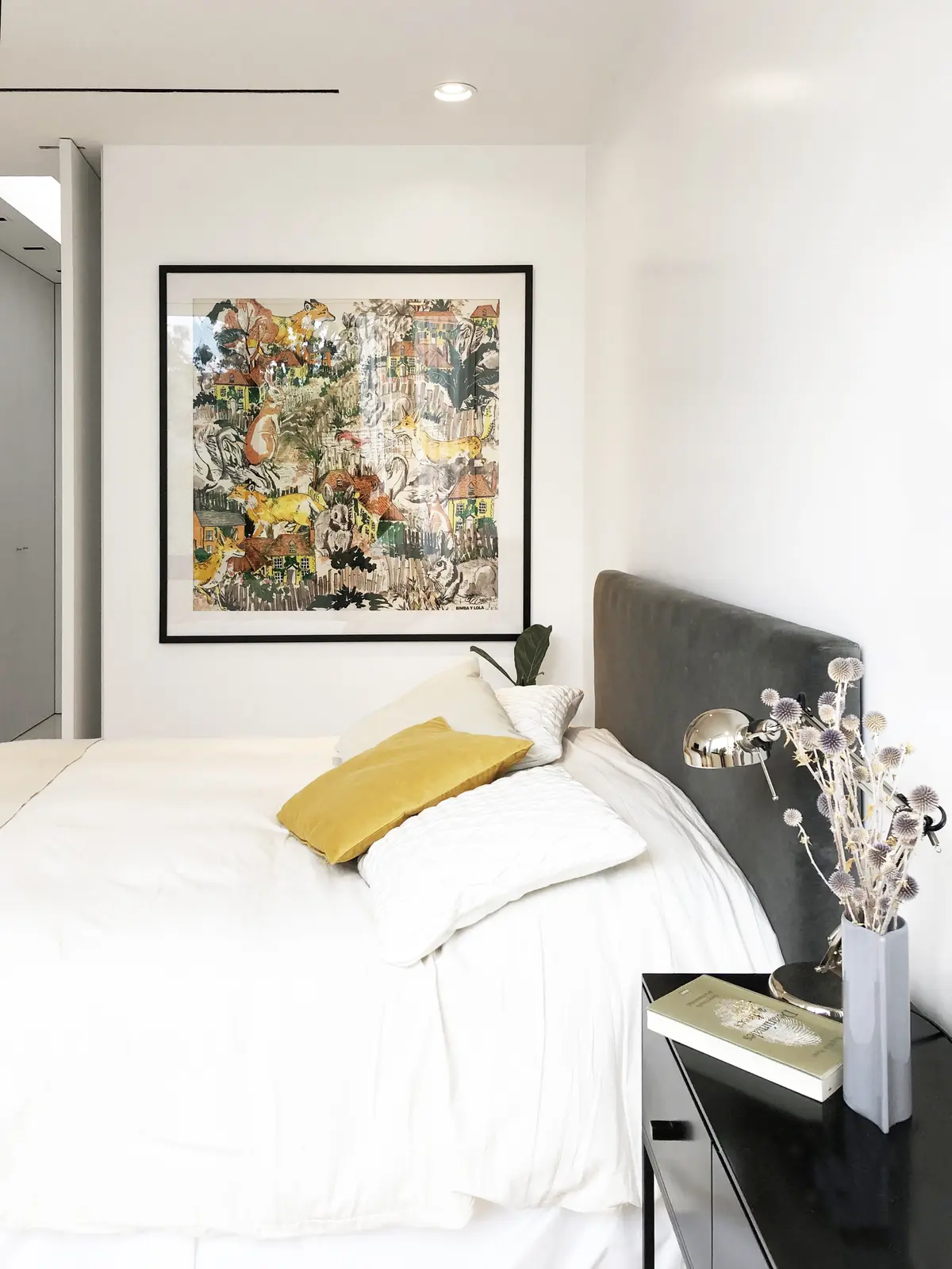 Quarto moderno com arte abstrata e cama branca — projeto Las Lomas, por Estudio MMS, em San Isidro