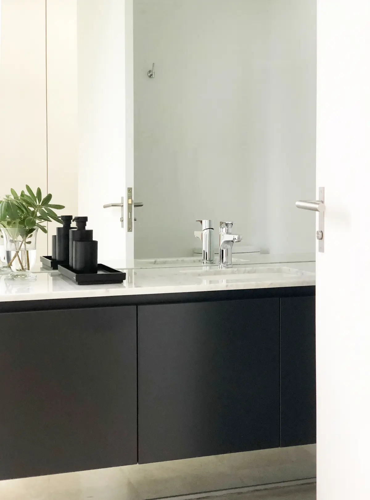 Baño moderno con mueble negro y mesada de mármol — proyecto Las Lomas , por Estudio MMS , en San Isidro