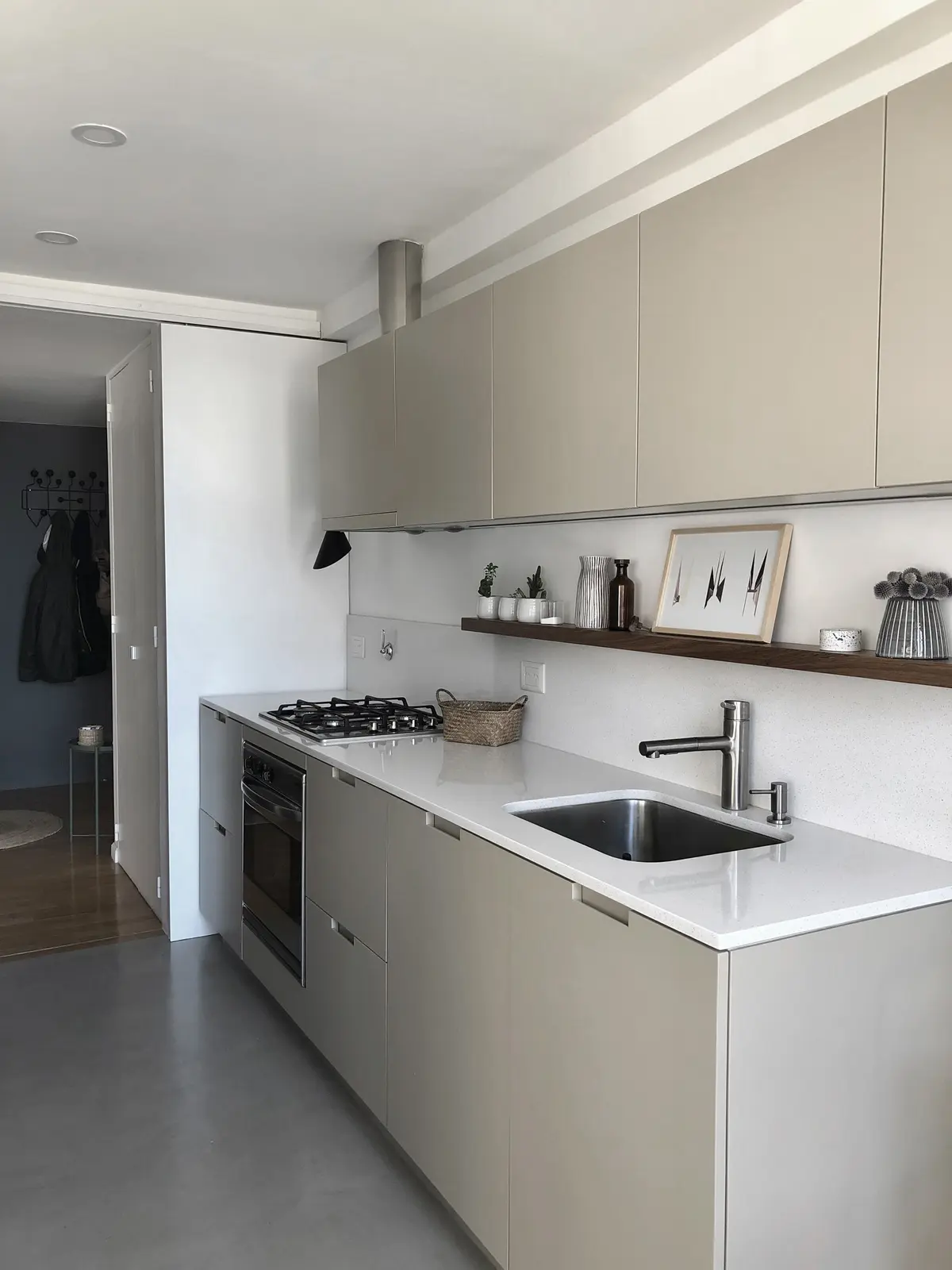 Cocina moderna escandinava con muebles minimalistas beige — proyecto Juramento , por Estudio MMS , en Belgrano