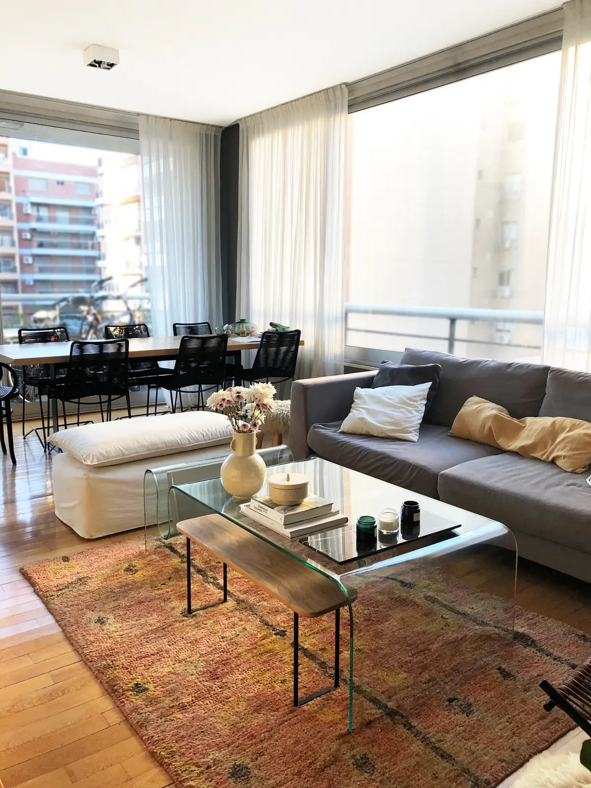 Sala de estar e jantar moderna com janelas do chão ao teto — projeto Juramento, por Estudio MMS, em Belgrano