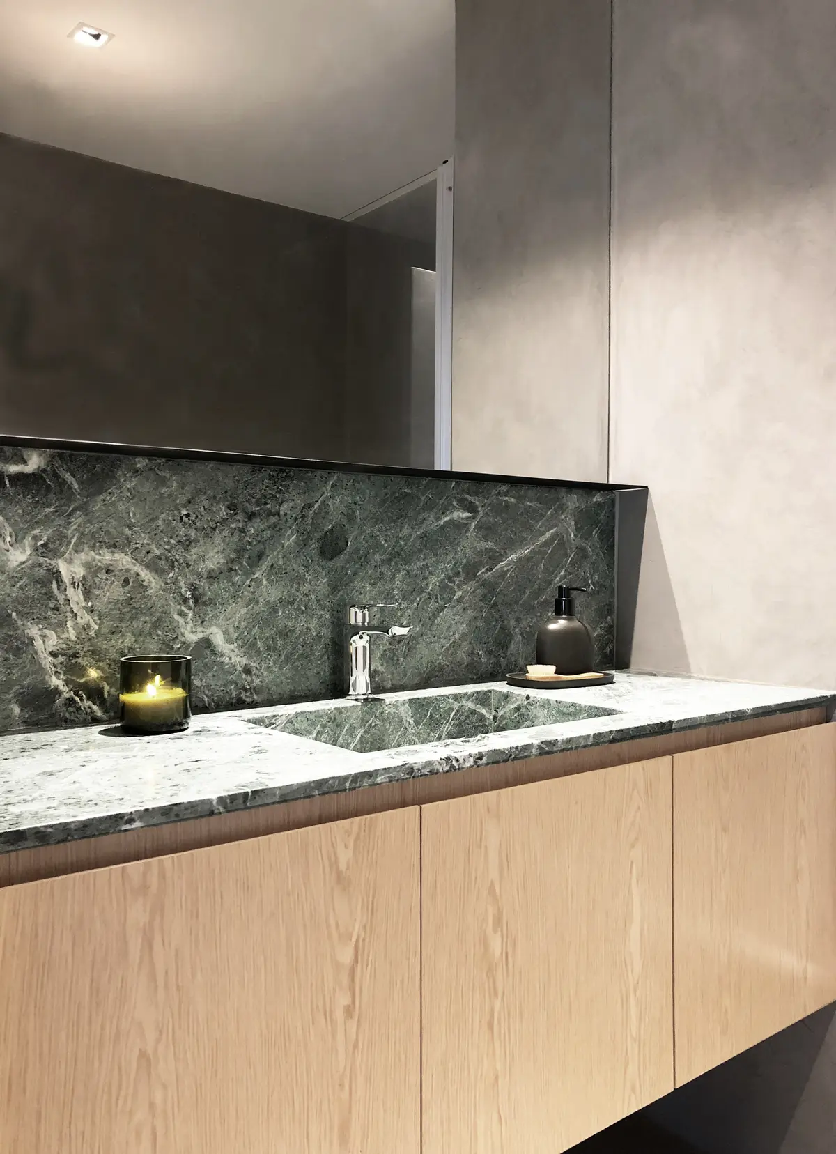 Baño moderno con mármol verde, madera clara y grifería cromada — proyecto Juramento , por Estudio MMS , en Belgrano