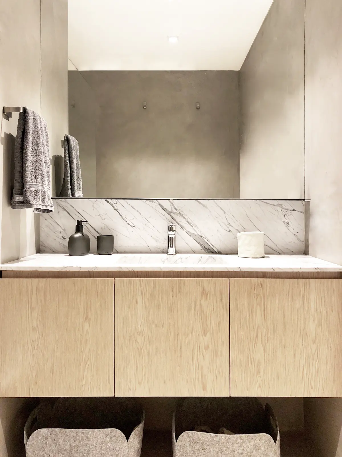 Baño moderno con muebles de madera natural y mármol — proyecto Juramento , por Estudio MMS , en Belgrano