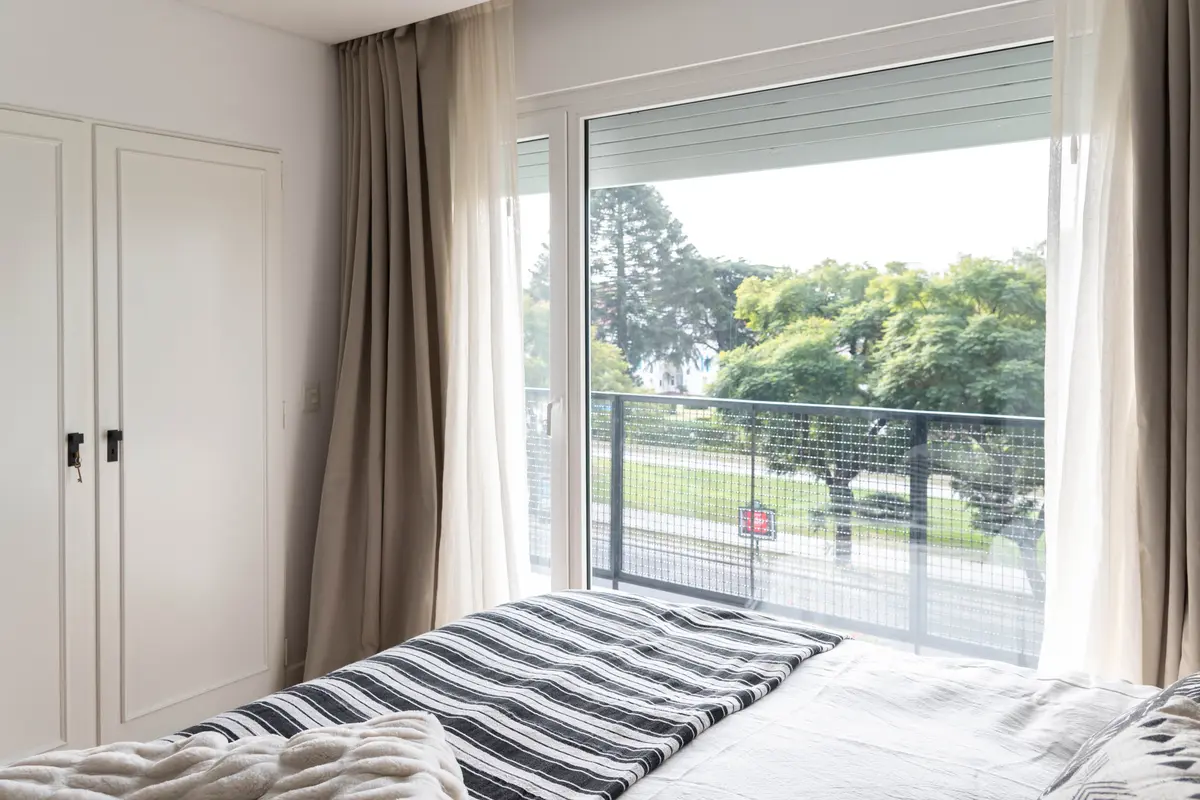 Dormitorio moderno con ventanales y armario empotrado — proyecto Figueroa Alcorta, por JT ARQUITECTURA, en CABA