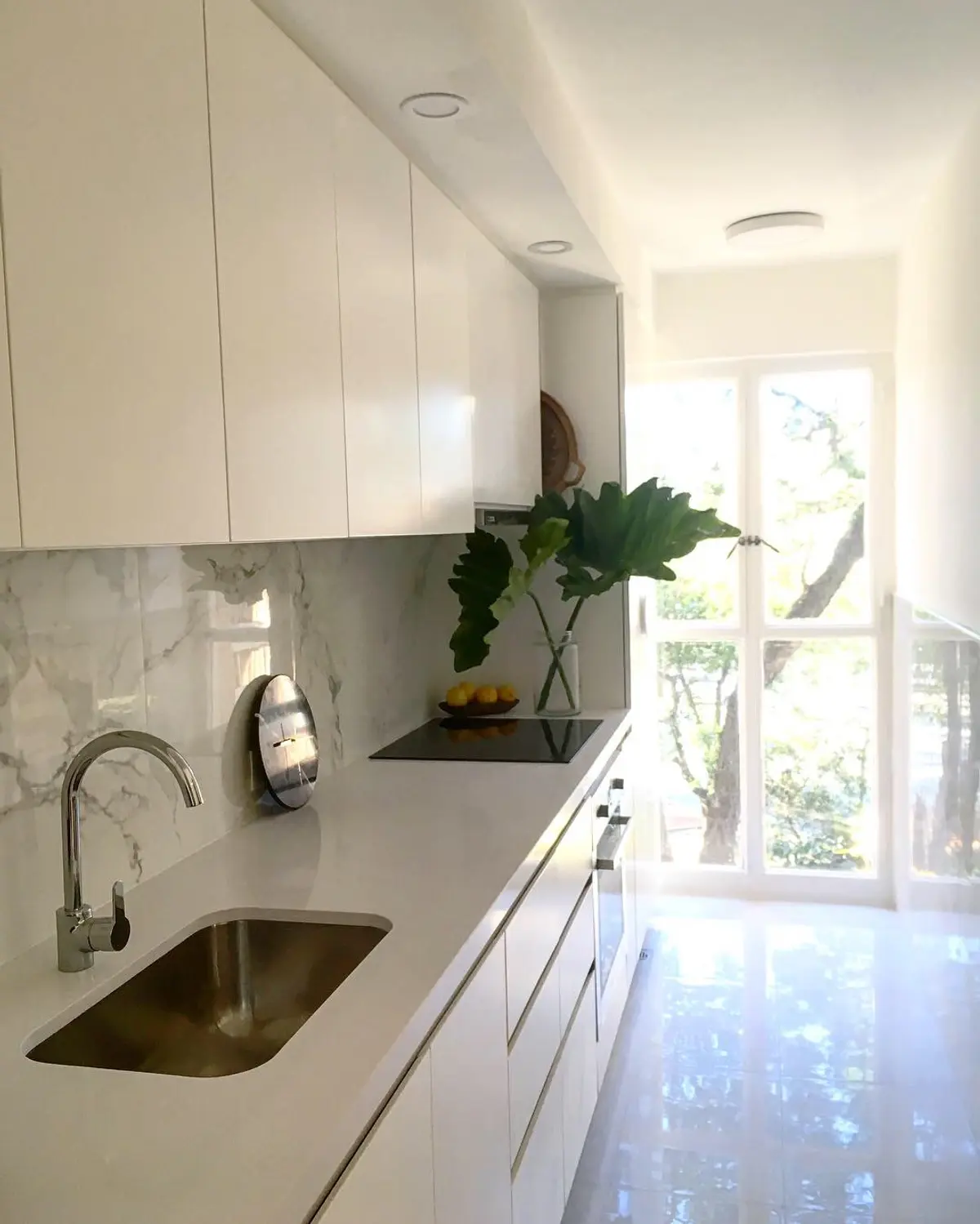 Cocina moderna minimalista con isla y luz natural — proyecto Kennedy, por JT ARQUITECTURA, en CABA