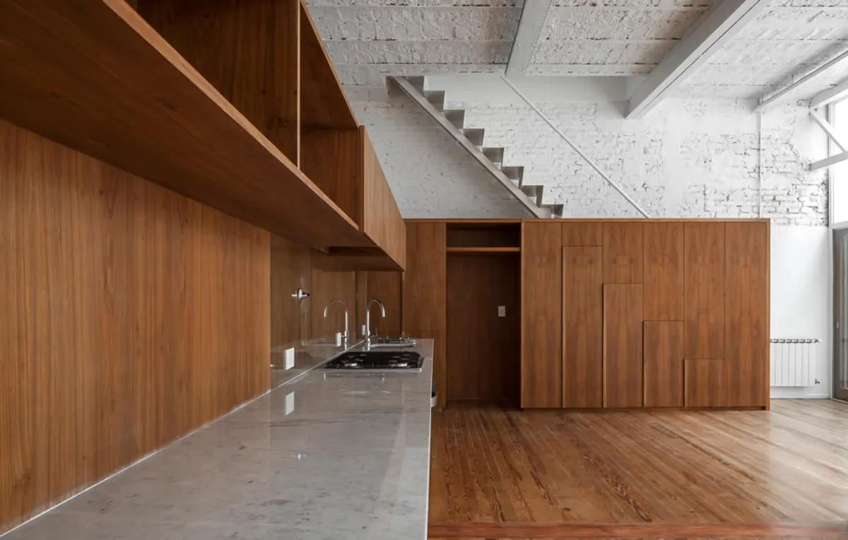 Cozinha moderna com paredes de madeira e teto de tijolos — projeto PH Tamborini, por ariana werber arquitecta, em Núñez