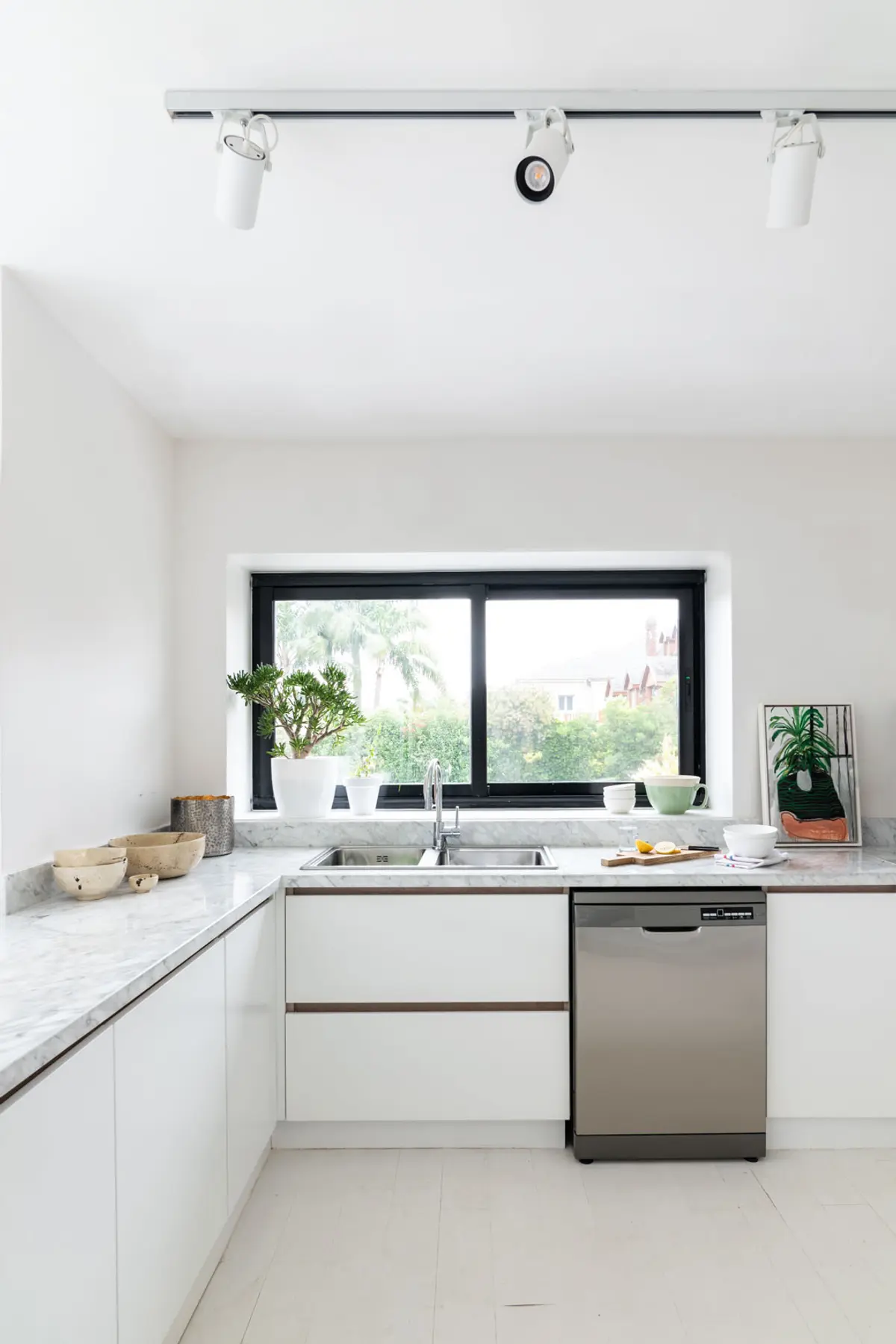 Cozinha moderna minimalista com janela grande e bancadas de mármore_similar — projeto Boating I, por Estudio Arq. Ana M. Carrera, em Boating Club