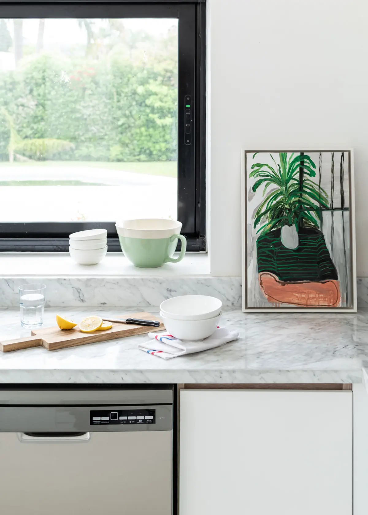 Cocina moderna minimalista con gran ventanal y vista al jardín — proyecto Boating I, por Estudio Arq. Ana M. Carrera, en Boating Club