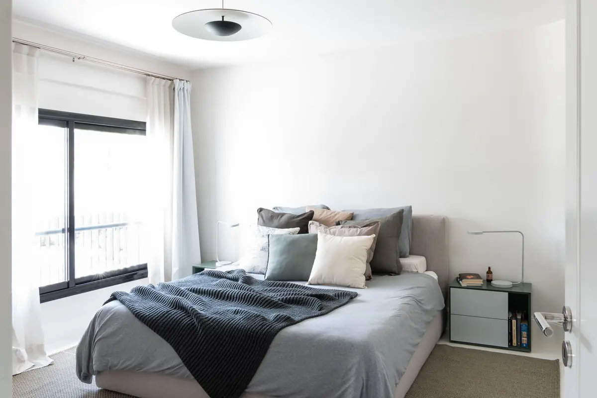 Quarto minimalista com janela ampla e luz natural — projeto Boating I, por Estudio Arq. Ana M. Carrera, em Boating Club