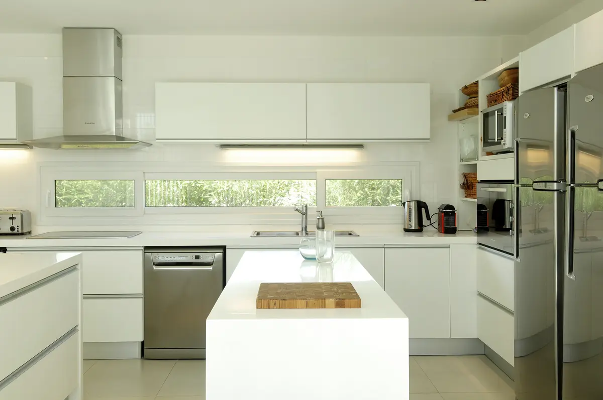 Cozinha moderna minimalista com ilha e janelão — projeto CASA GOLF, por Ramirez Arquitectura, em Nordelta