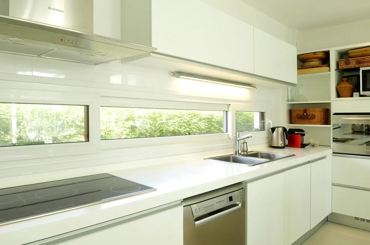 Cozinha moderna minimalista branca com janela longa e muita luz — projeto CASA GOLF, por Ramirez Arquitectura, em Nordelta