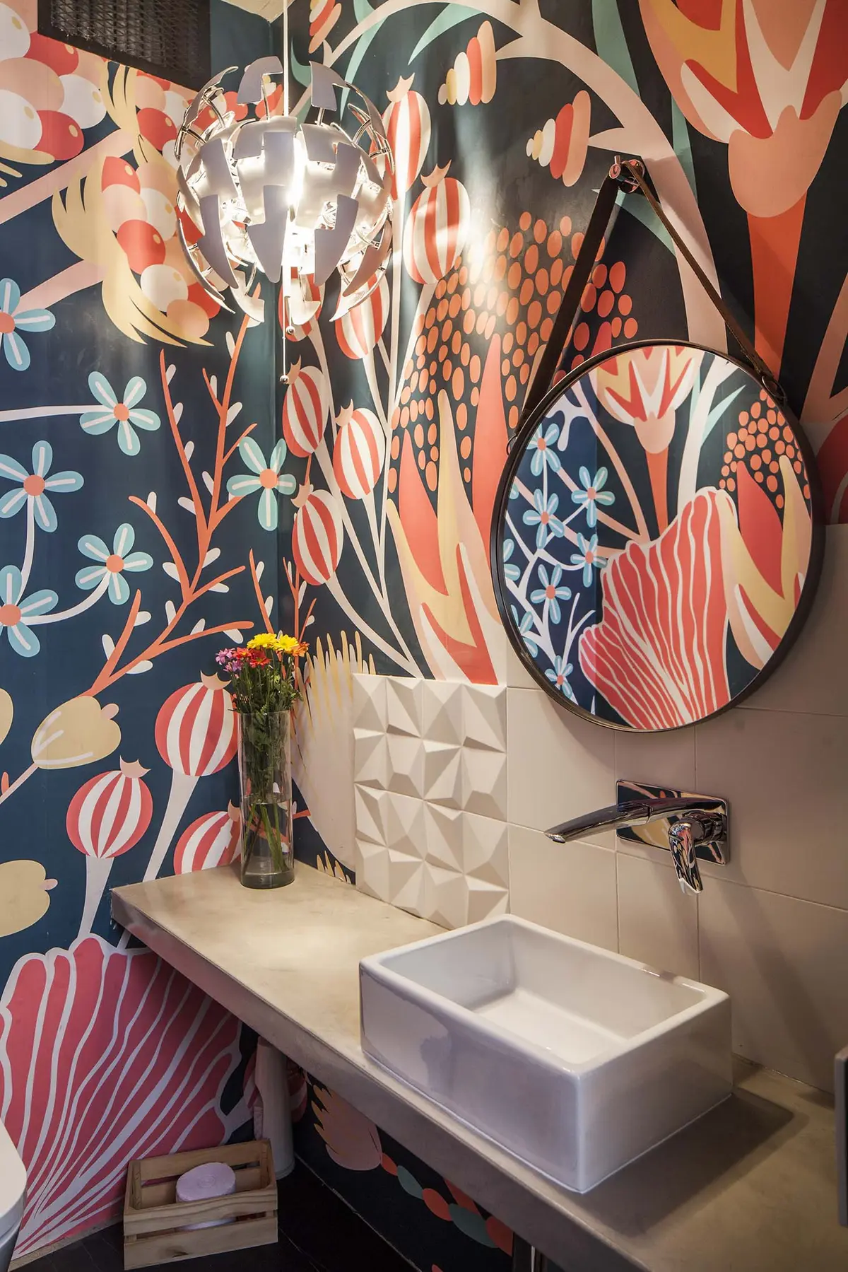 Baño moderno con papel tapiz floral vibrante y lavabo de bacha — proyecto Casa Lavalle, por Silvia Soqueff, en CABA