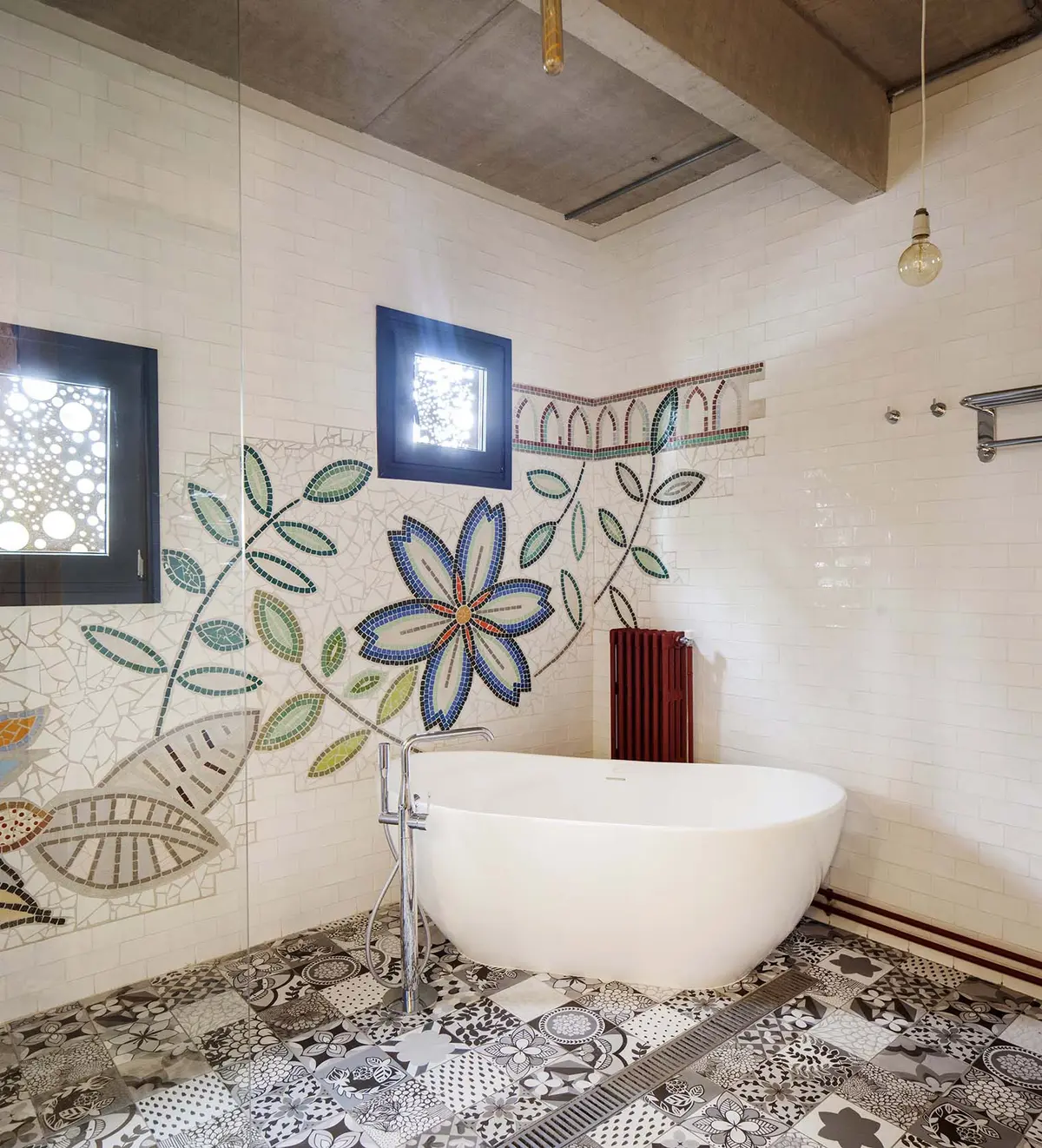 Baño moderno con bañera exenta y mosaico floral — proyecto Casa Lavalle, por Silvia Soqueff, en CABA