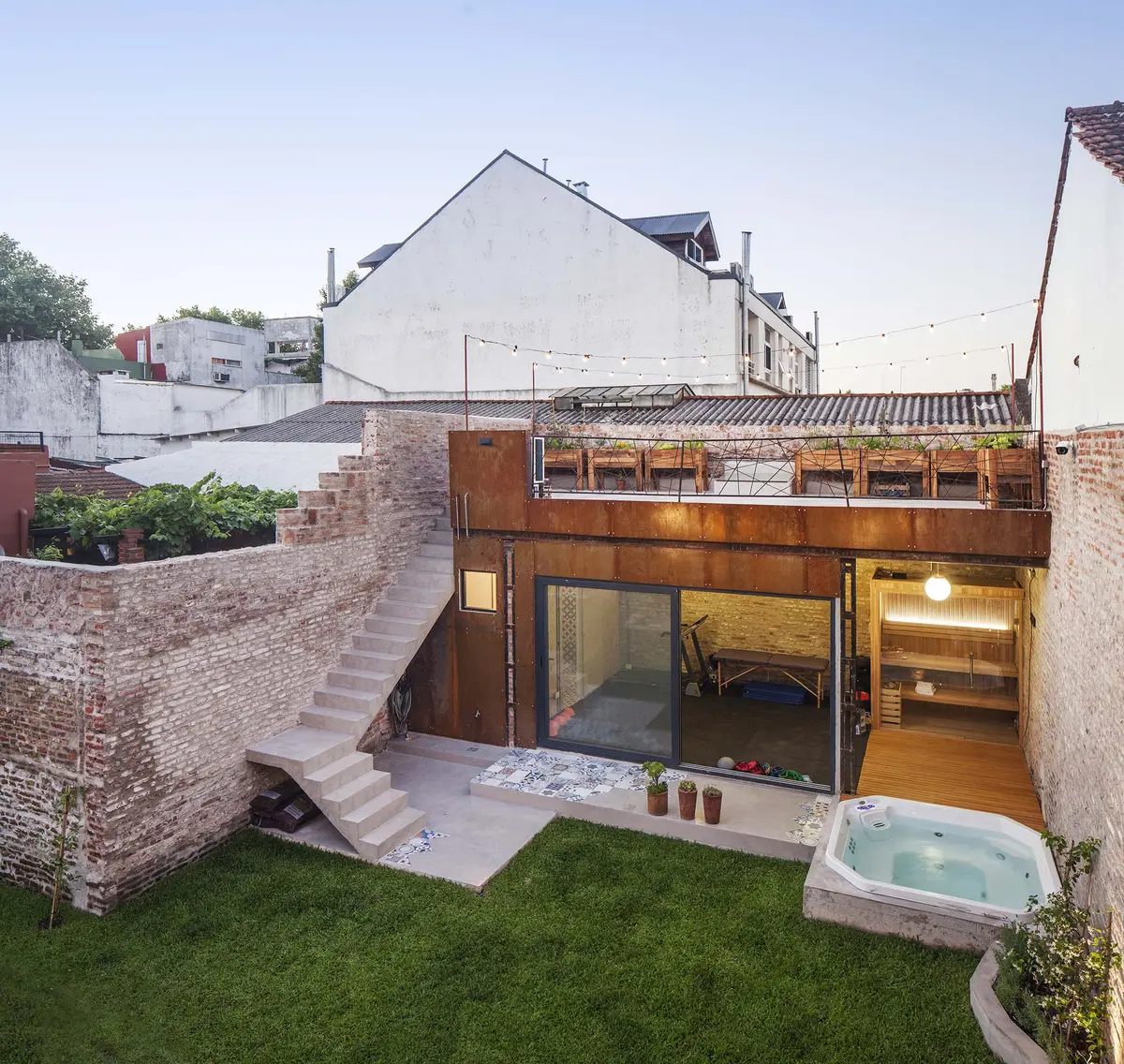 Jardín moderno con extensión de metal y jacuzzi — proyecto Casa Lavalle, por Silvia Soqueff, en CABA