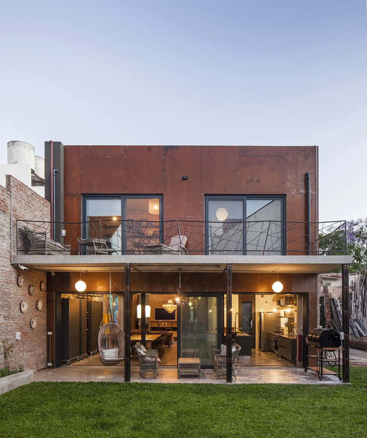 Casa moderna con fachada de metal oxidado y amplios ventanales — proyecto Casa Lavalle, por Silvia Soqueff, en CABA