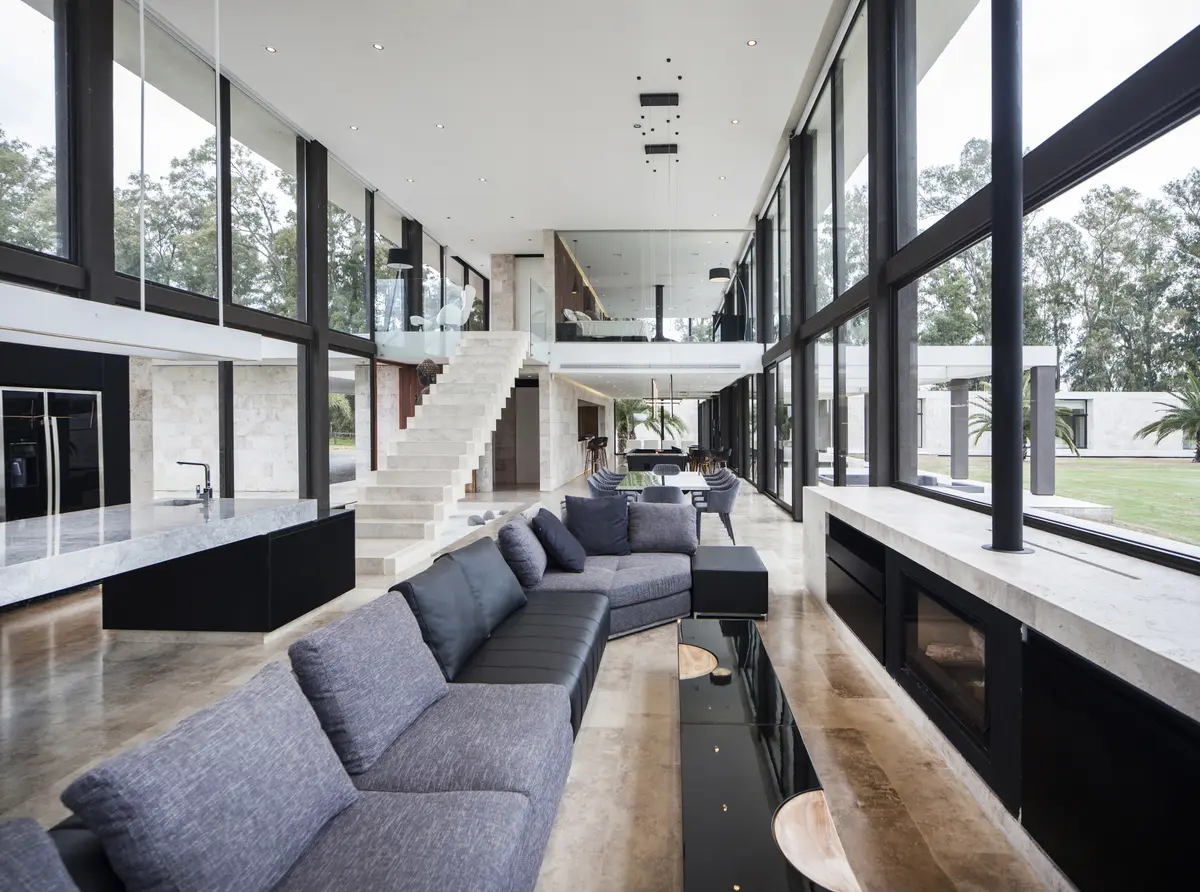Sala de estar moderna com janelas amplas e lareira integrada — projeto CASA POLO, por OON ARCHITECTURE